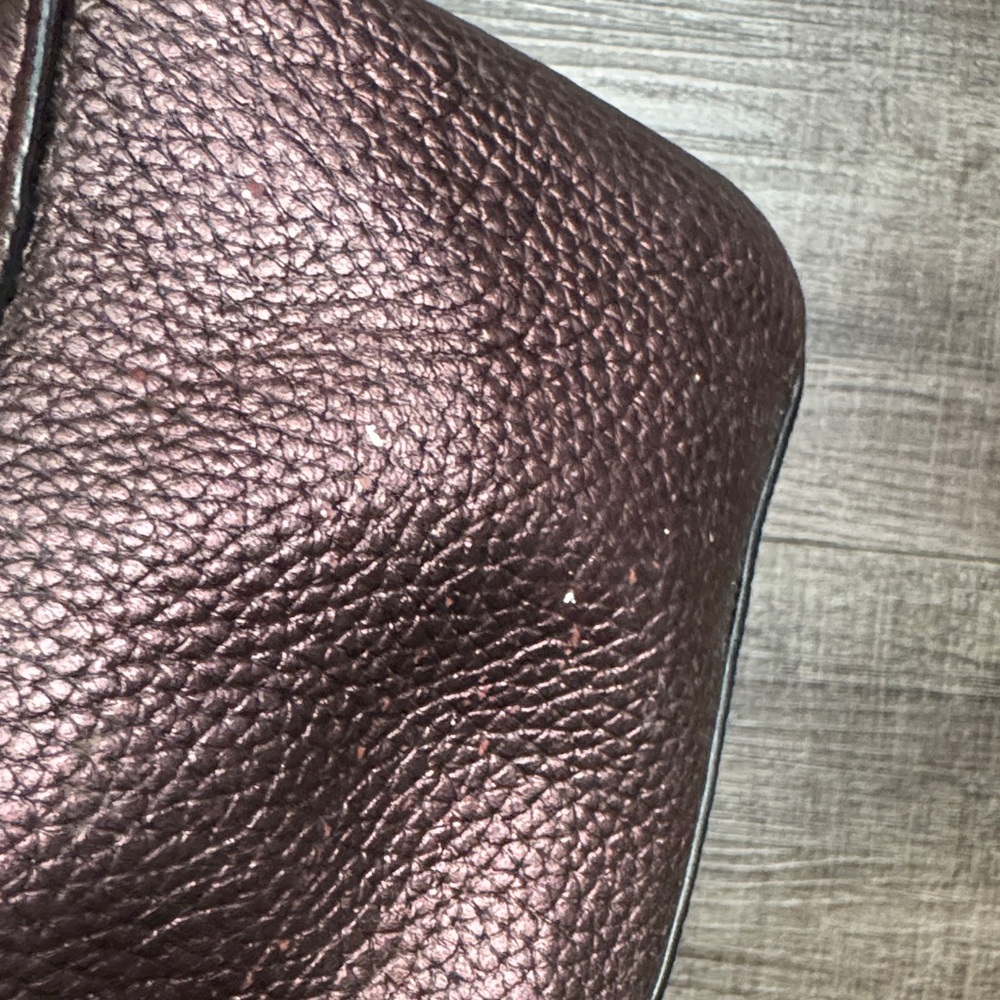 Coach Stanton Carryall 26 in metallic pebbled leather. - Picture 6 of 15